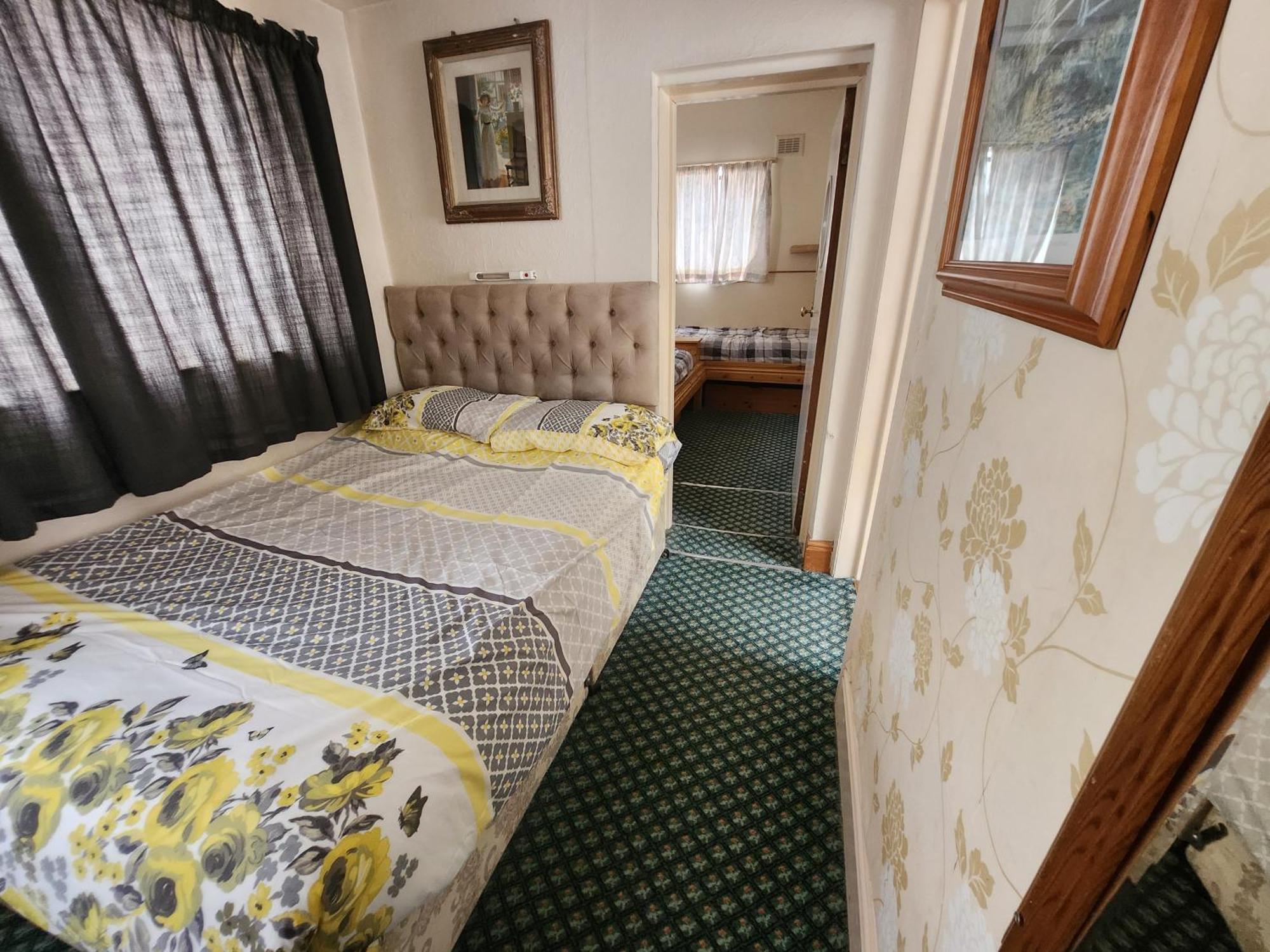 Queens Guest House Beeston  Εξωτερικό φωτογραφία